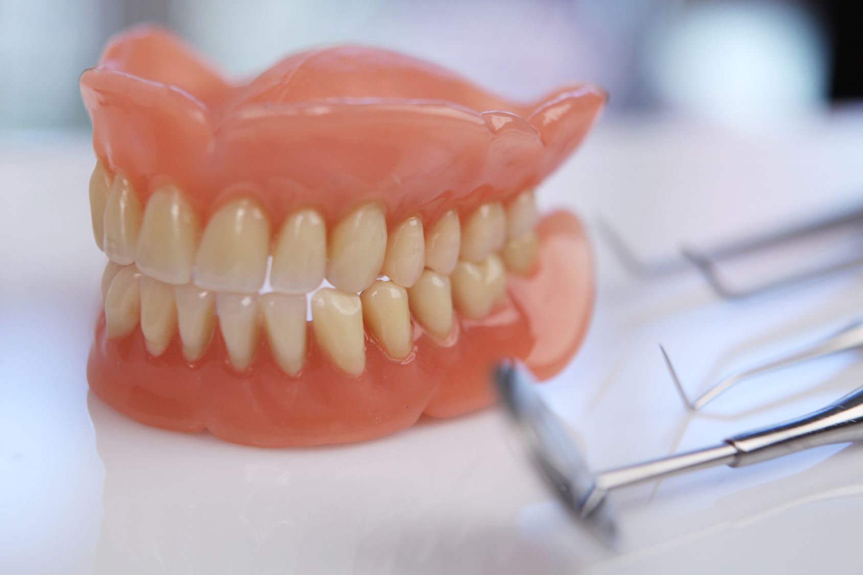 Як звикнути до зубних протезів